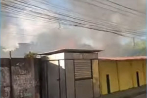 Inc&ecirc;ndio atinge &aacute;rea de vegeta&ccedil;&atilde;o na esta&ccedil;&atilde;o Joana Bezerra, no Recife
