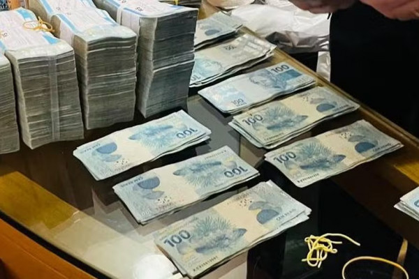 Dinheiro apreendido em residência do deputado Sóstenes Cavalcante (PL-RJ), em Brasília (Divulgação/PF)