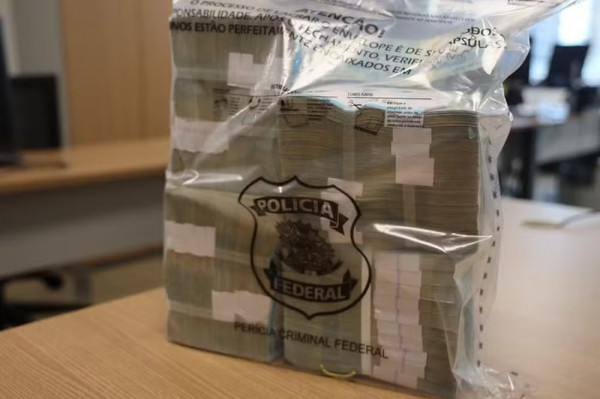 Dinheiro apreendido em residência do deputado Sóstenes Cavalcante (PL-RJ), em Brasília (Divulgação/PF)