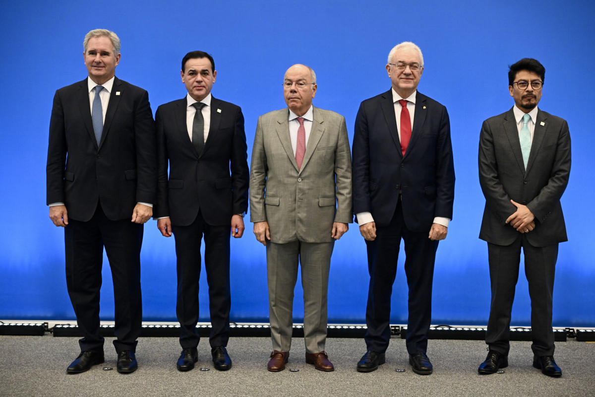 O Ministro das Relações Exteriores da Argentina, Pablo Quirno, o Ministro das Relações Exteriores do Paraguai, Rubén Ramírez, o Ministro das Relações Exteriores do Brasil, Mauro Vieira, o Ministro das Relações Exteriores do Uruguai, Mário Lubetkin, e o Ministro das Relações Exteriores da Bolívia, Fernando Aramayo, posam para uma foto na Reunião de Ministros das Relações Exteriores do Mercosul /EVARISTO SA / AFP