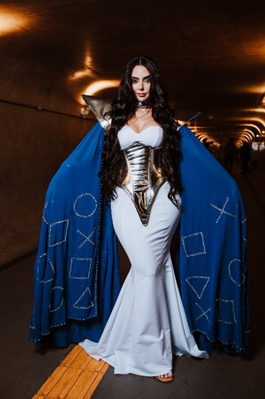 Apresentadora Nyvi Estephan usou look inspirado nos 30 anos de PlayStation (Divugação)