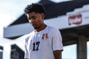 Vitinho ressalta maturidade em chegada ao Santa Cruz: 