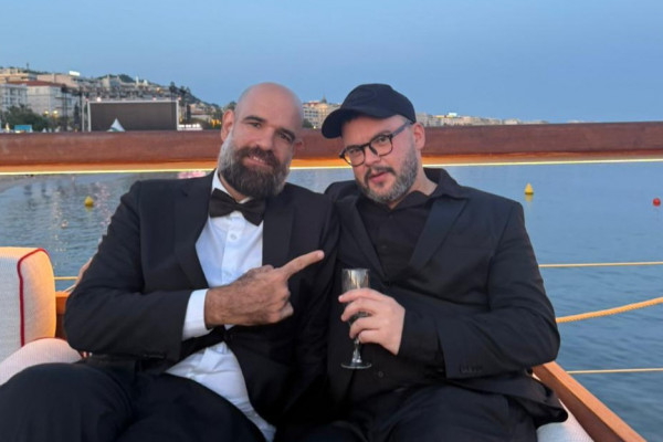 Leo Lacca à esquerda e Gabriel Domingues à direita (Divulgação)