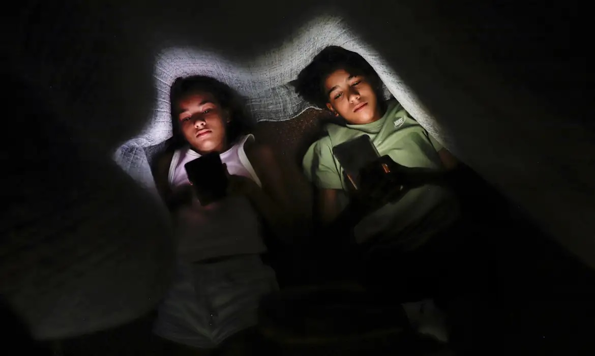 Texto enfatiza a relevância da educação digital e midiática desde a infância/Joédson Alves/Agência Brasil