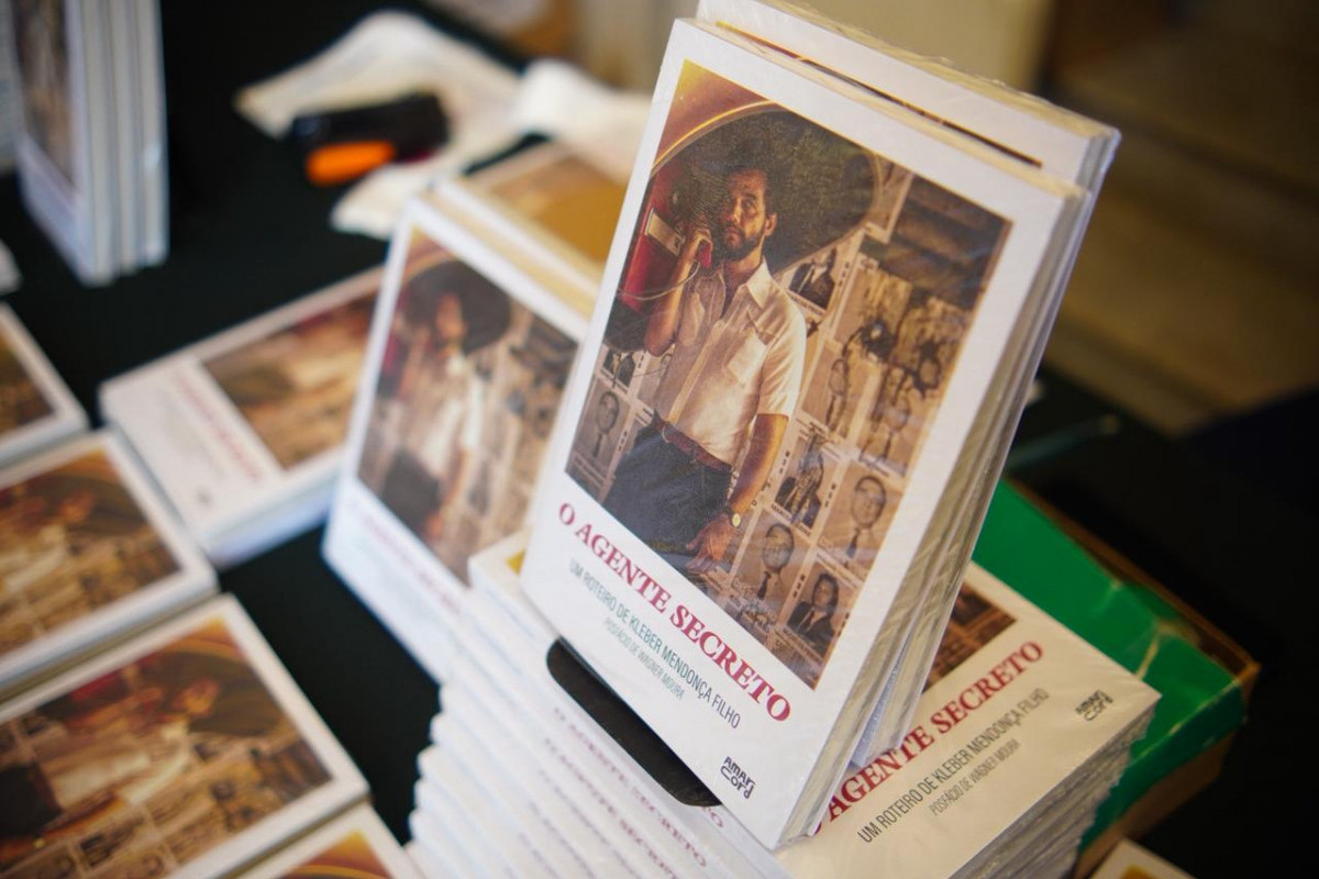 Publicado pelo selo Amarcord, da Editora Record, o livro estava à venda no evento pelo valor de R$ 69,90 (Francisco Silva/DP)