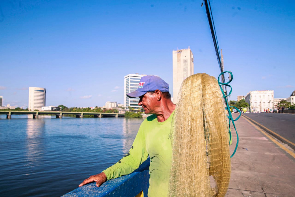 Pesca nas pontes é forma acessível de driblar o desemprego (Crisly Viana/DP Foto)