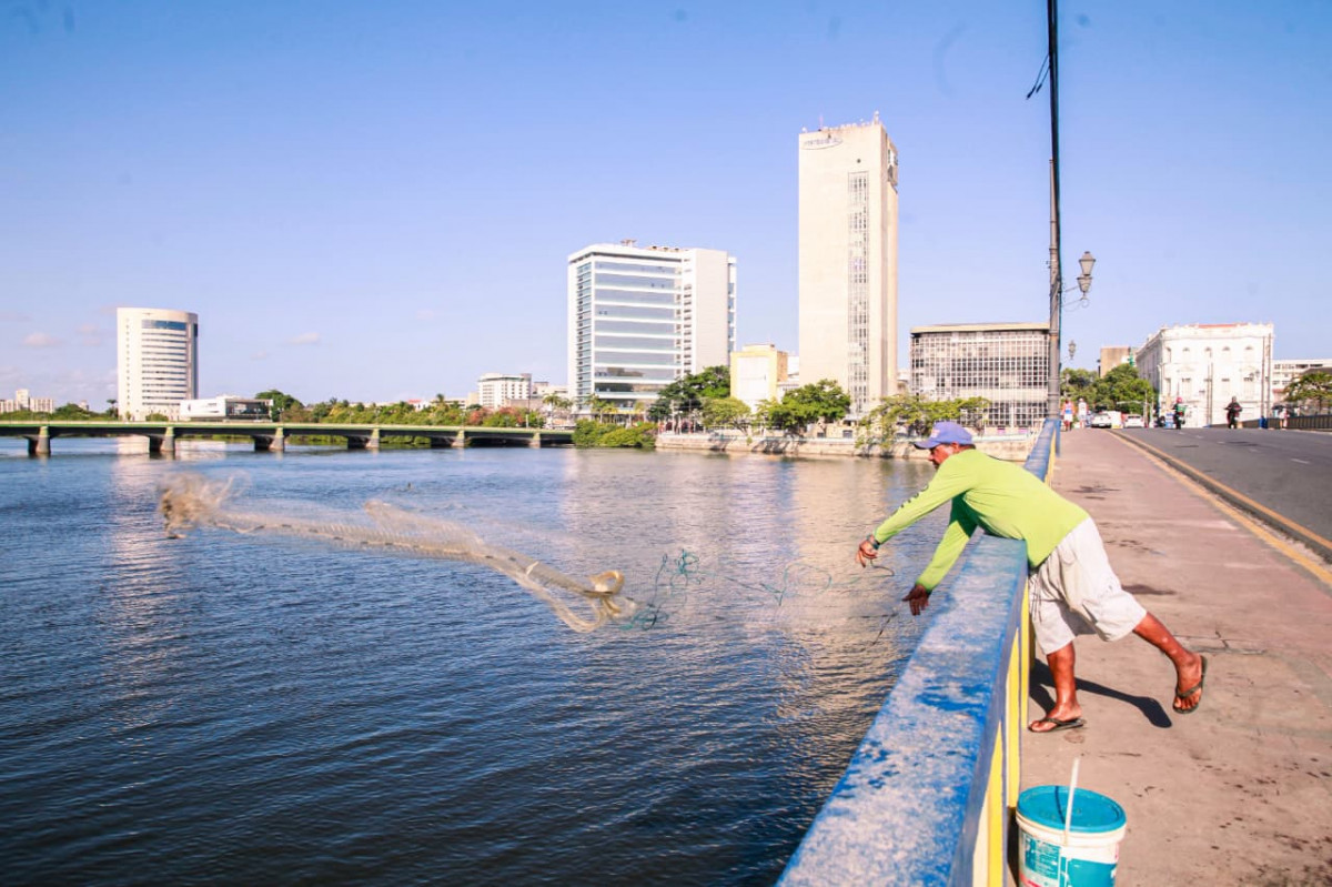 Pesca nas pontes é forma acessível de driblar o desemprego/Crisly Viana/DP Foto