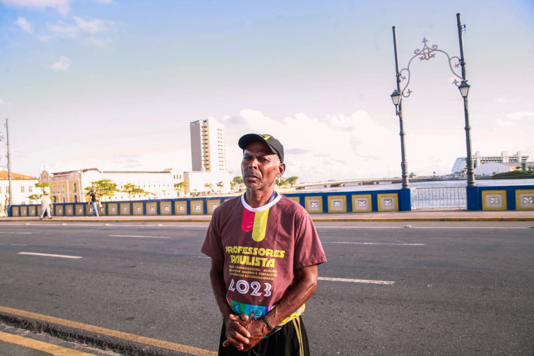 Roberto Silva vem da Ilha de Itamaracá para pescar no Recife (Crisly Viana/DP FotoCrisly Viana/DP Foto)