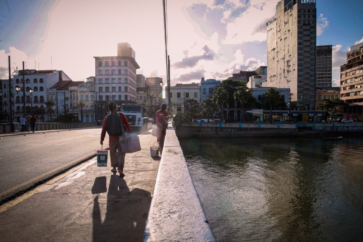 Pesca nas pontes é forma acessível de driblar o desemprego (Crisly Viana/DP Foto)
