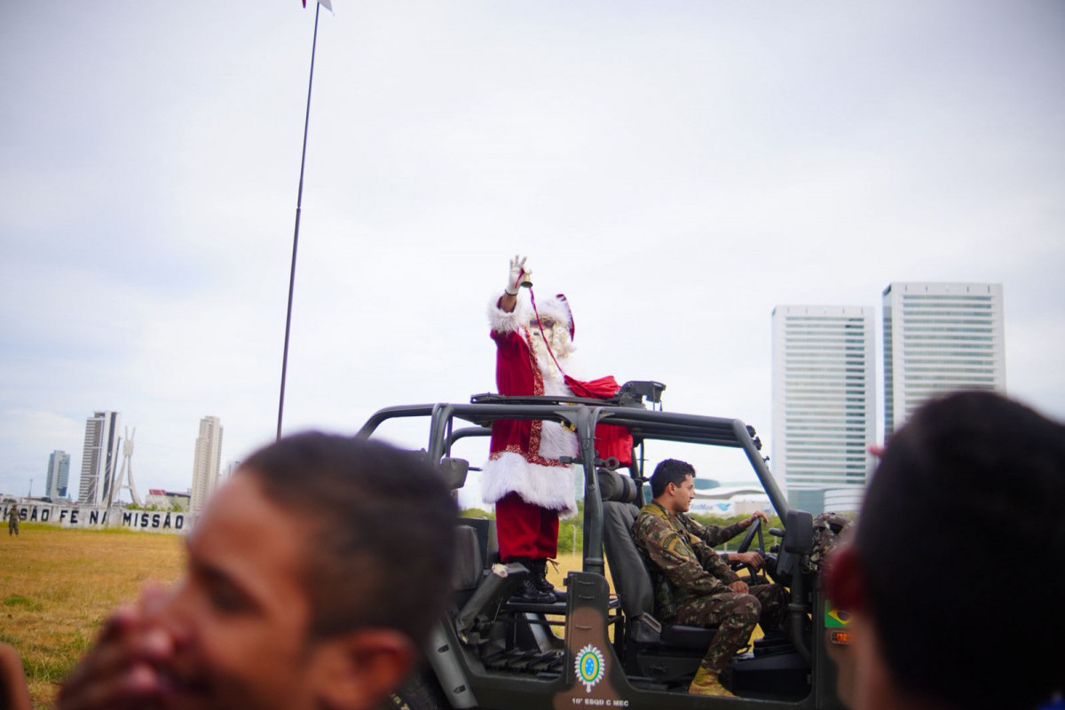 papai Noel levou presentes para crianças que tocam na Orquestra Cidadã /Francisco Silva/DP 