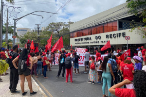 Manifestantes se reuniram em frente &agrave; sede da Prefeitura do Recife