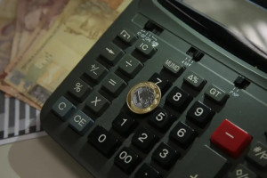 Com a chegada de tributos como o IPVA e o iPTU, o contibuinte deve se planejar financeiramente 