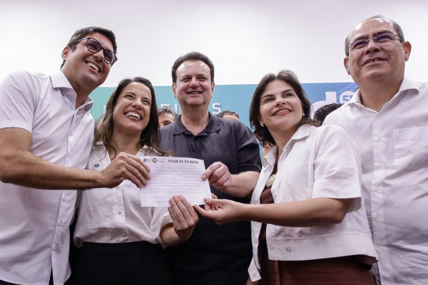 O prefeito de Camaragibe, Diego Castro (à esquerda), e o prefeito de Jaboatão, Mano Medeiros (à direita), ao lado da governadora Raquel Lyra, da vice-governadora Priscila Krause e do presidente do PSD, Gilberto Kassab. (Foto: Rafael Vieira/DP)