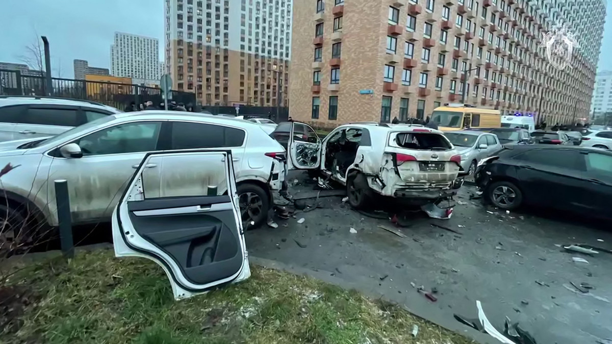 As forças de segurança isolaram a área e os investigadores examinavam os destroços./AFP PHOTO / RUSSIAN INVESTIGATIVE COMMITTEE