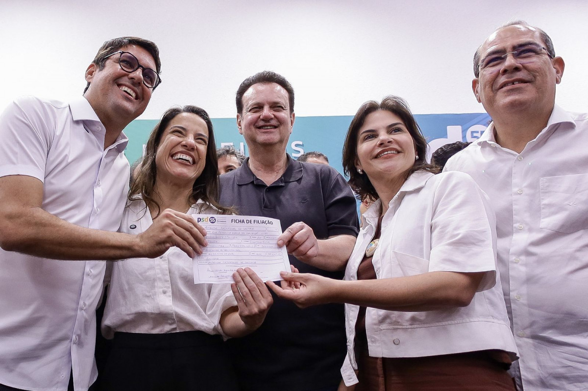O prefeito de Camaragibe, Diego Castro (à esquerda), e o prefeito de Jaboatão, Mano Medeiros (à direita), ao lado da governadora Raquel Lyra, da vice-governadora Priscila Krause e do presidente do PSD, Gilberto Kassab./Foto: Rafael Vieira/DP