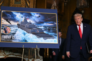 O presidente dos EUA, Donald Trump, chega para anunciar a nova iniciativa Frota Dourada da Marinha dos EUA, revelando uma nova classe de navios de guerra, em Mar-a-Lago, Palm Beach, Fl&oacute;rida, em 22 de dezembro de 2025. (Foto de ANDREW CABALLERO-REYNOLDS / AFP) 