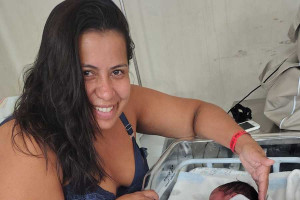 Gabriela Pereira de Azevedo, de 34 anos, deu &agrave; luz nesta segunda (22), em um carro de aplicativo