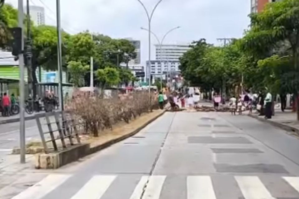 Trânsito volta ao normal na Conde da Boa Vista, Centro do Recife, após protesto na manhã desta terça
/Reprodução/redes sociais