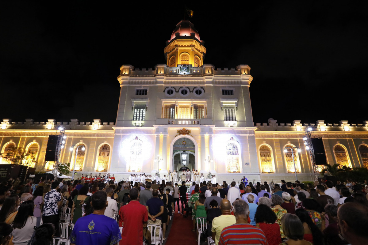 A tradicional Missa do Galo é celebrada no Quartel do Derby, na área central do Recife/Foto: Arquivo/Governo de PE