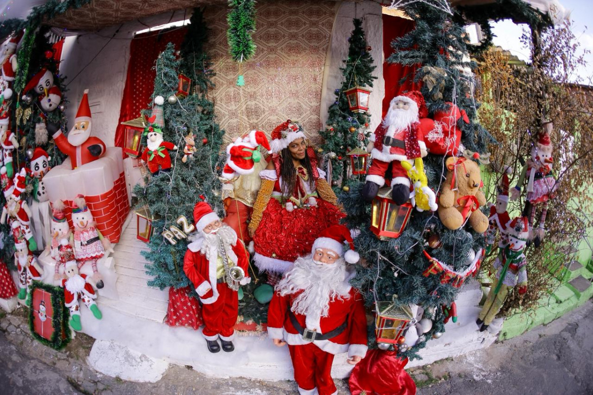 A ideia de Ana Paula de transformar sua residência na Casa do Natal Solidário surgiu durante o concurso natalino de 2017, promovido pela Prefeitura do Recife
 (Foto: Rafael Vieira / DP Fotos)