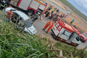 Um homem morre e outras duas pessoas ficam feridas em colis&atilde;o entre &ocirc;nibus e carro na PE-41, em Carpina
