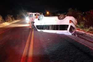Van com 11 pessoas da mesma fam&iacute;lia capota na BR-232, no Agreste de Pernambuco
