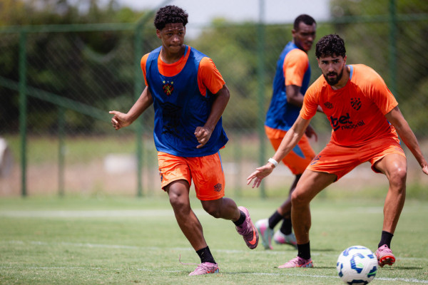 Volante Z&eacute; Lucas e zagueiro Jo&atilde;o Silva em treino do Sport no CT Jos&eacute; de Andrade Medicis