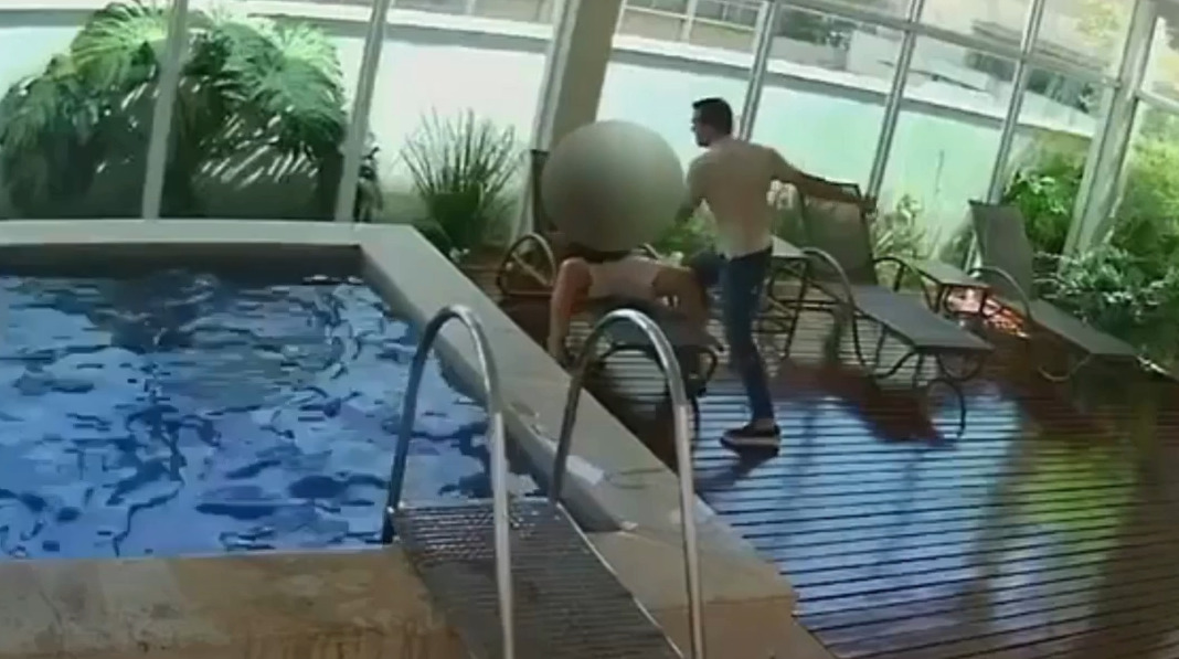 Vídeo mostra advogado apontando diversas vezes para o médico durante a discussão e, em seguida, acerta socos vários no rosto dele /Foto: Reprodução