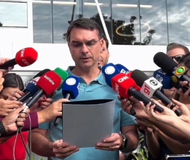 O texto foi lido pelo próprio Flávio pouco antes da cirurgia de hérnia inguinal a que o ex-presidente será submetido./Reprodução/Redes sociais