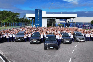 Equipe da Stellantis com os modelos da Fiat, Jeep e Ram produzidos no Polo de Goiana