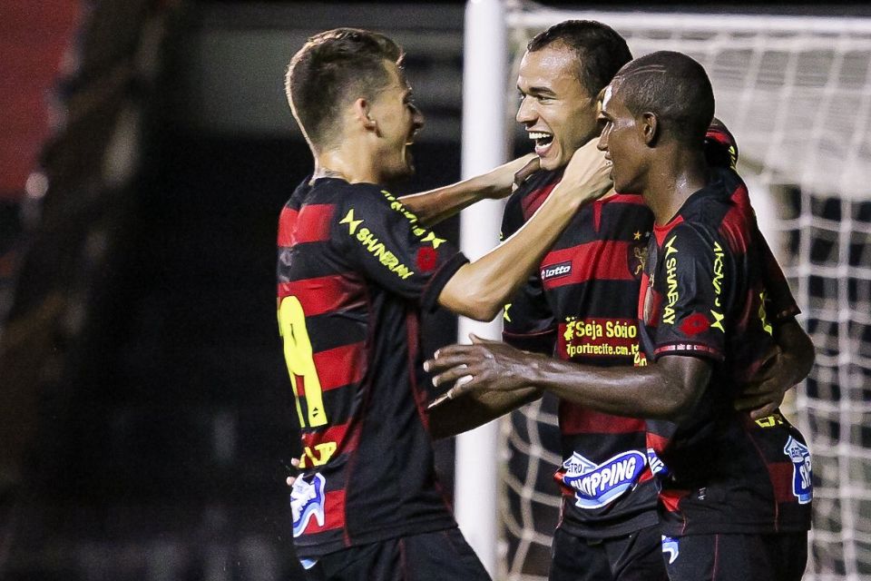 Roger nos tempos de jogador e o meia Lucas Lima em a&ccedil;&atilde;o pelo Sport em 2013/Paulo Paiva/Sport/Reprodu&ccedil;&atilde;o