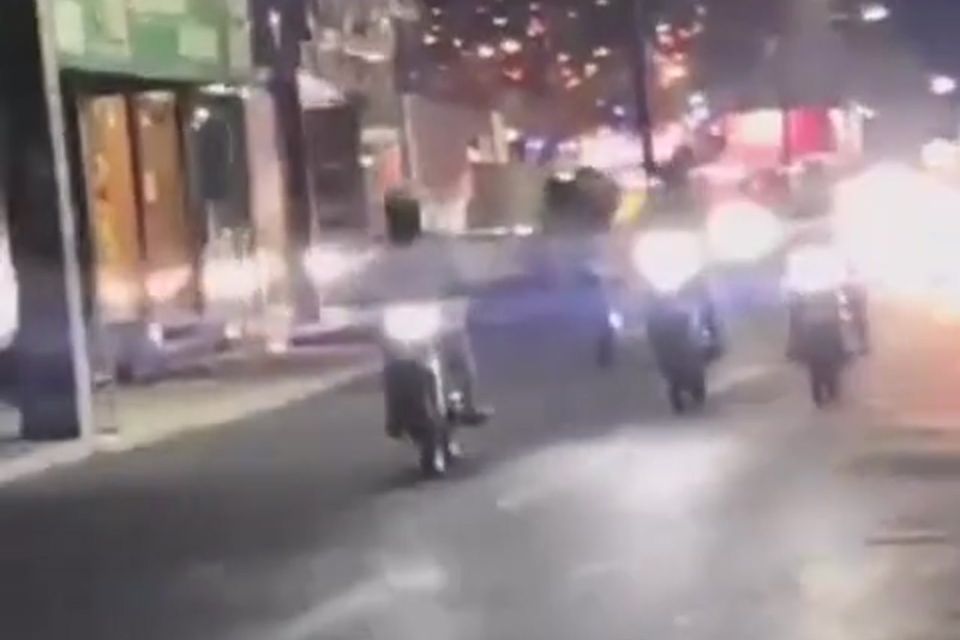 Também nas imagens, registradas em Santa Cruz do Capibaribe, é possível ver um motociclista 