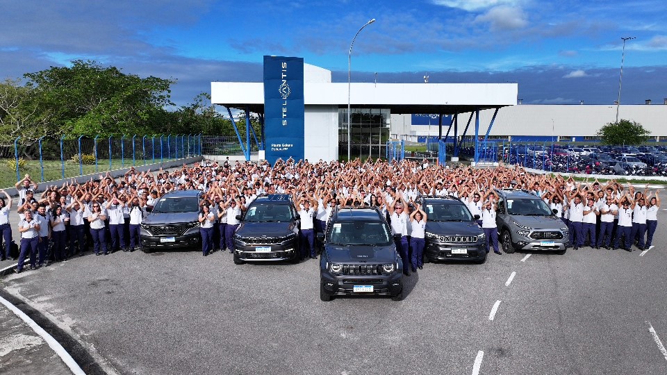 Equipe da Stellantis com os modelos da Fiat, Jeep e Ram produzidos no Polo de Goiana/Divulgação/Stellantis