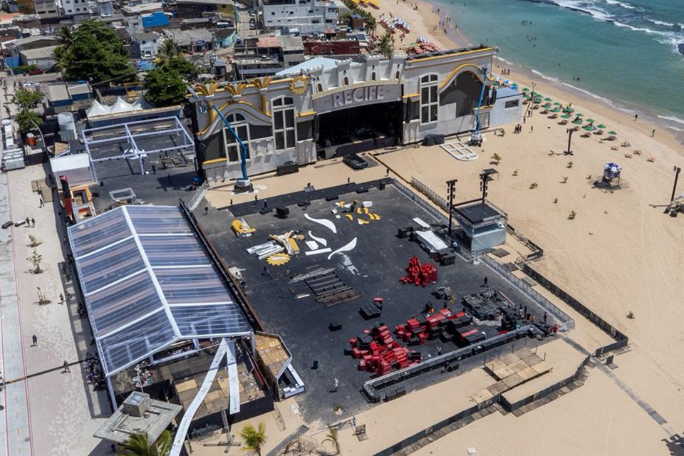 Palco principal da Praia do Pina recebe últimos ajustes para receber o público em três dias de festa/RAFAEL VIEIRA/DP