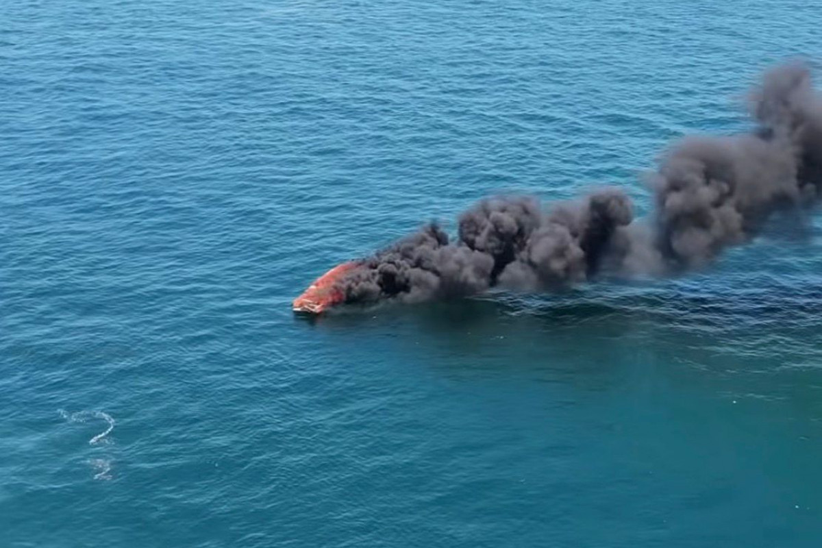 Um vídeo que circula nas redes sociais mostra o momento em que a embarcação está tomada pelo fogo/Foto: Reprodução/Redes sociais