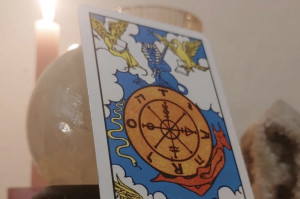 A carta Roda da Fortuna indica que podem surgir oportunidades inesperadas em 2026