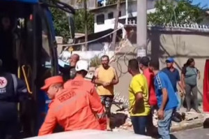 Motorista de &ocirc;nibus sofre tentativa de agress&atilde;o e colide em muro.
