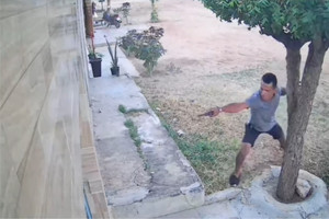 Homem atira contra vizinhos ap&oacute;s discuss&atilde;o por som alto