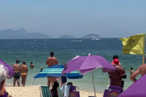 Avi&atilde;o monomotor caiu enquanto sobrevoava o mar em Copacabana