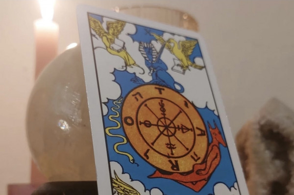 A carta Roda da Fortuna indica que podem surgir oportunidades inesperadas em 2026/Divulgação