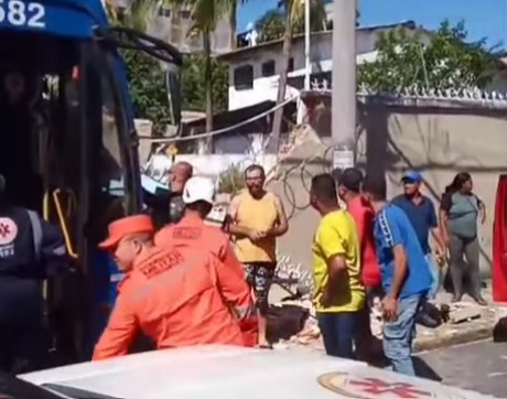 Motorista de ônibus sofre tentativa de agressão e colide em muro./Reprodução/Redes Sociais