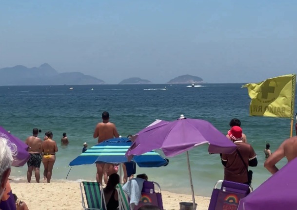 Avião monomotor caiu enquanto sobrevoava o mar em Copacabana/Reprodução/Redes sociais