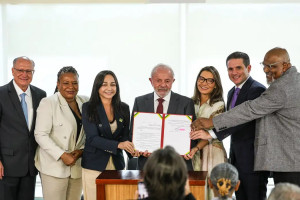 A assinatura do decreto reuniu o presidente Lula, a ministra da Cultura Margareth Menezes e representantes da cultura gospel.