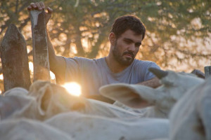 Juliano Cazarr&eacute; interpreta um vaqueiro no filme "Boi Neon", de Gabriel Mascaro.