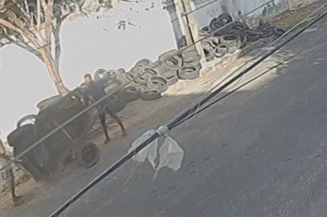 Dois homens fazem o descarte irregular.