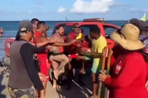 V&iacute;deos mostram turistas sendo agredidos enquanto tentam deixar a praia.