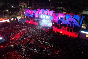Primeira noite da Virada Recife 2026 re&uacute;ne p&uacute;blico no Pina com shows nacionais
