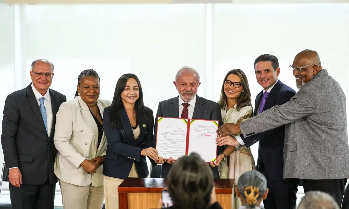 A assinatura do decreto reuniu o presidente Lula, a ministra da Cultura Margareth Menezes e representantes da cultura gospel./Marcelo Camargo/Agência Brasil