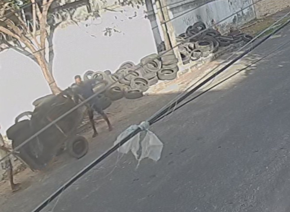 Dois homens fazem o descarte irregular./Foto: Reprodução