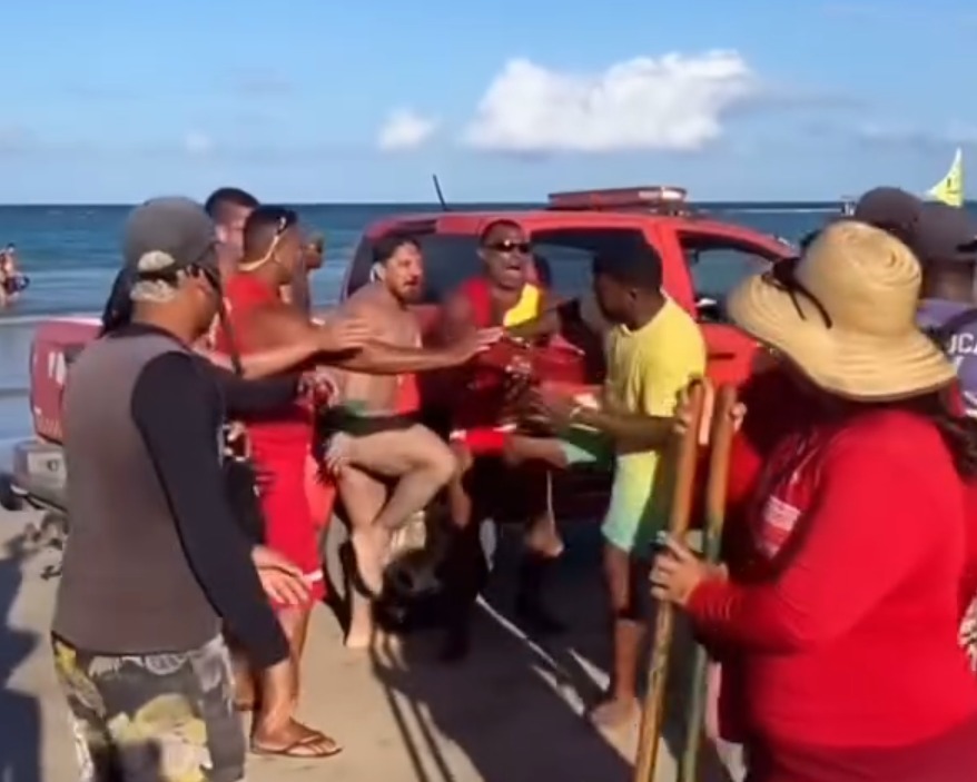 Vídeos mostram turistas sendo agredidos enquanto tentam deixar a praia./Foto: Reprodução